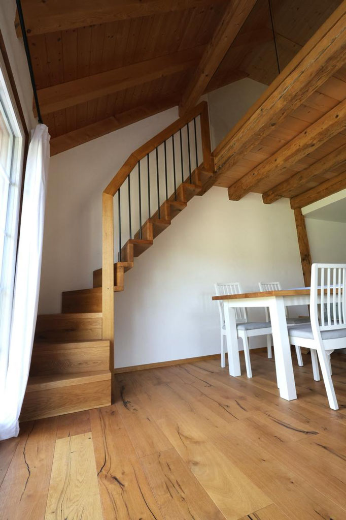 Empore mit Eichetreppe und Altholzbalken Bernau_3
