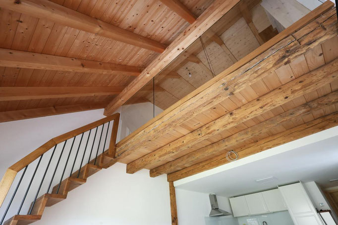 Galerie mit Eichetreppe und Altholzbalken Bernau_2