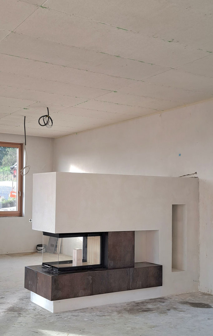 Dreiseitiger Kaminofen von Spartherm mit Feinsteinzeug 