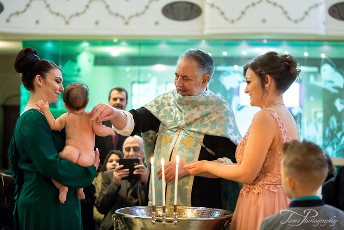 Familienmoment während der Taufe in der Evangelischen Pauluskirche in Ulm