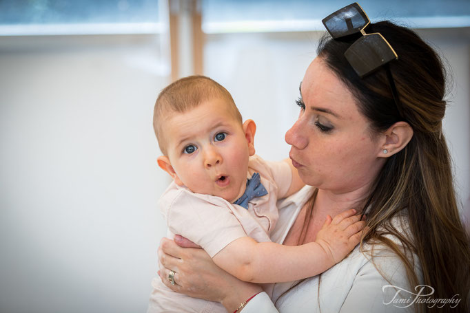 Familienfoto Mutter mit getauftem Sohn nach der Taufe in der Kirche St. Georg in Ulm