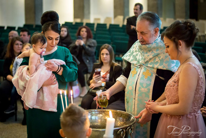 Taufhandlung mit Wasser in der Evangelischen Pauluskirche in Ulm während der Zeremonie