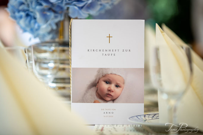 Detailaufnahme der Taufe in der Kirche St. Georg in Ulm während des Fotoshootings