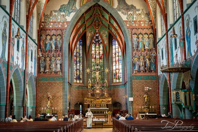 Taufe Fotografie in der Katholischen Kirche St. Georg in Ulm während der kirchlichen Zeremonie