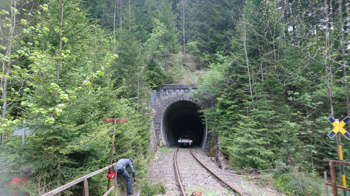 Das Tunnelportal vor dem Freischnitt