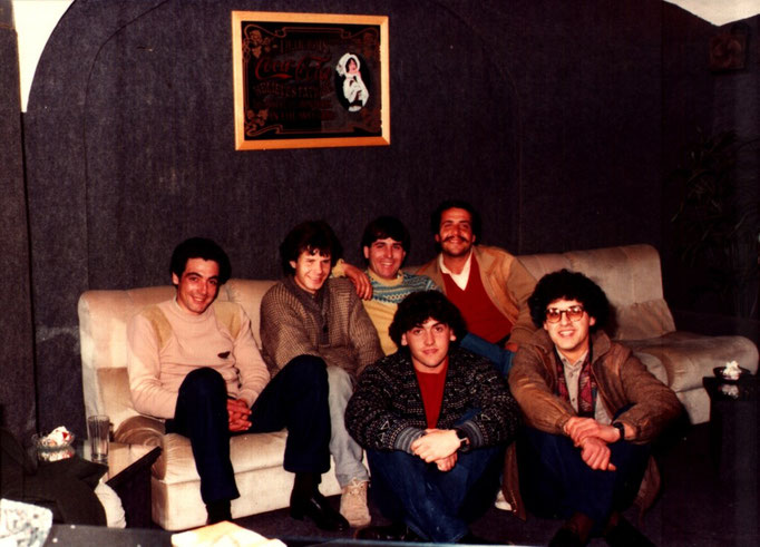 Starry Night 1986 fine della serata..sul divano i proprietari e alcuni clienti,accovaciati, Max e Antonio Esposito, compagno a Radio Capo, poi passato a Radio Uno Tricase.