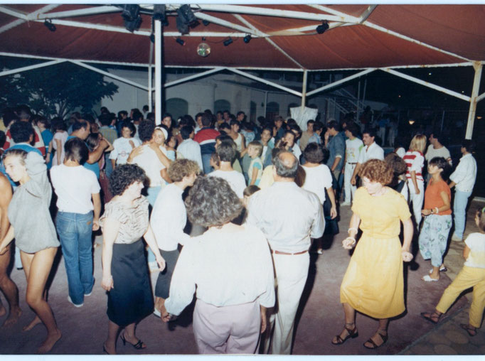 Festa organizzata da Radio Gaudium alla Discoteca "Il Vascello" è il 1984, un successo inaspettato perchè organizzata in pochi giorni, il tema era: "L'estate sta finendo" sulle note del successo dei Righeira.