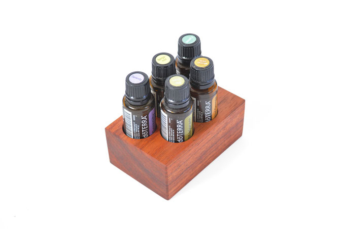 Padoukholz Aufsteller/Display für 5 Fl. dōTERRA oil Nr.8