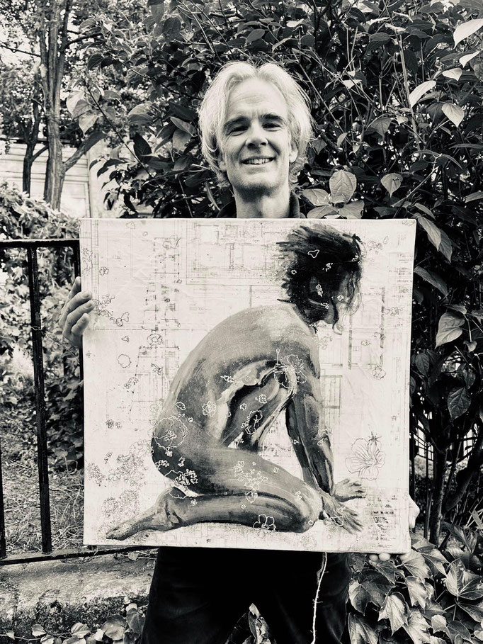 Holding the nearly completed work during the Bandabacchus open air exhibition and arts performance at the Arènes de Montmartre, Paris, July 2023. Photo by Bruno Oizan-Chapon