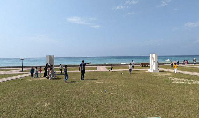 collect a lot of smiles 2024<br />Width 135cm, depth 77cm, height 250cm, <br />×2blocks distance 15M<br />2nd Musandam International Environmental Sculpture Forum 2024”<br />Beach Park Hil Oman