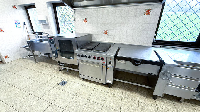 Die Küche ist umfangreich ausgestattet: E-Herd, Backofen, Konvektomat, Kippbräter, etc. 