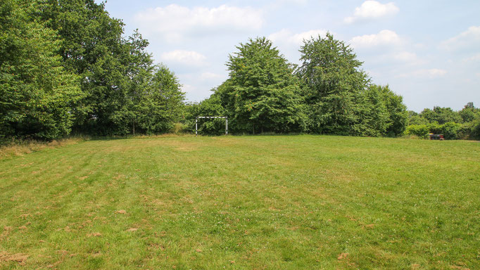 Neben Wald und Wiese, die für Aktionen im Freien rund um das Freizeitheim zur Genüge zur Verfügung stehen, befindet sich direkt neben dem Haus ein kleiner Bolzplatz.