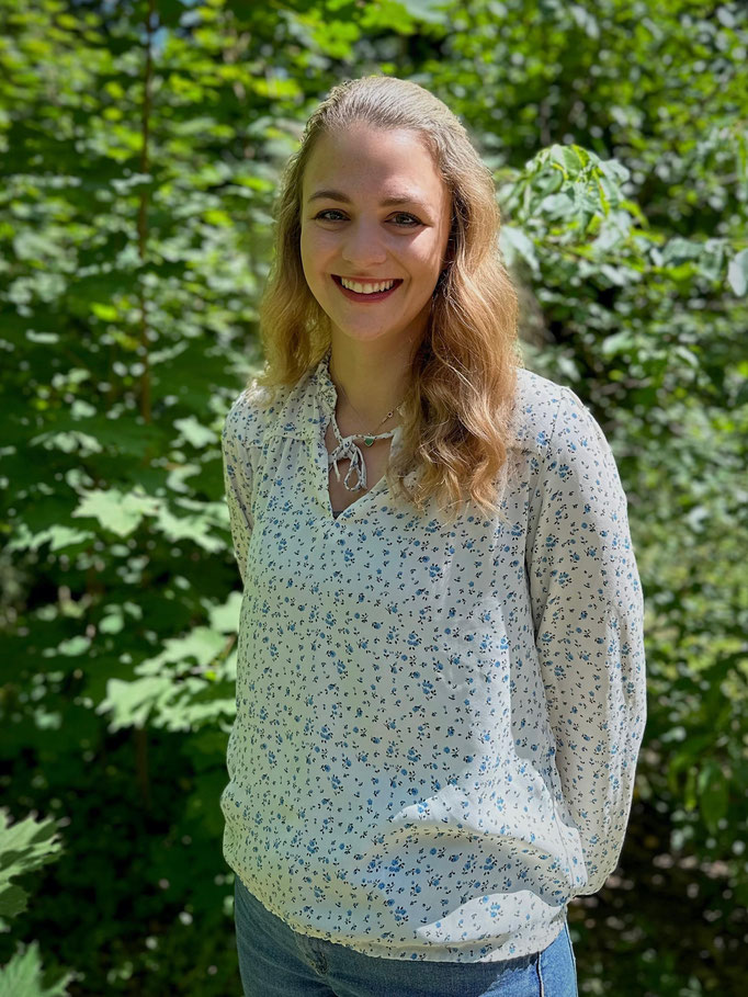 Portraitfoto von Natalie Labitzke vor grünem Hintergrund.