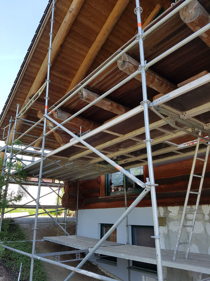 Gerüstbau Martin in 09575 Eppendorf - Gerüst für Holzbehandlung am Blockhaus