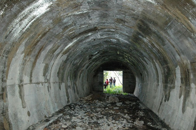 地下壕Ｂの内部から入口を見る。