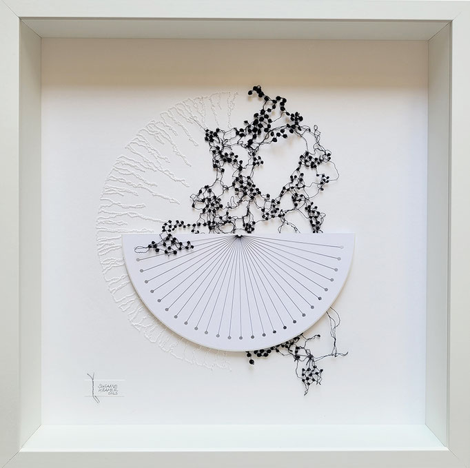 "Black pearl and the moon", Susanne Kramer, Garn und Papier