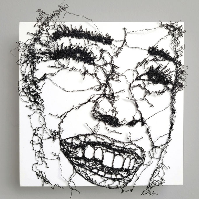 "Smile 3", Susanne Kramer, Garn auf Holzbox