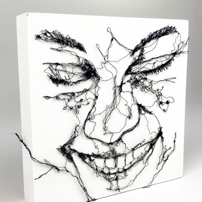 "Smile 2", Susanne Kramer, Garn auf Holzbox