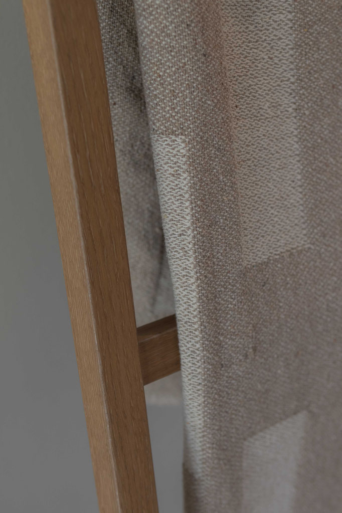 Detailaufnahme natürlicher Materialien im Spa des Apfelhotels mit Holz, Stoffstruktur und minimalistischer Gestaltung.