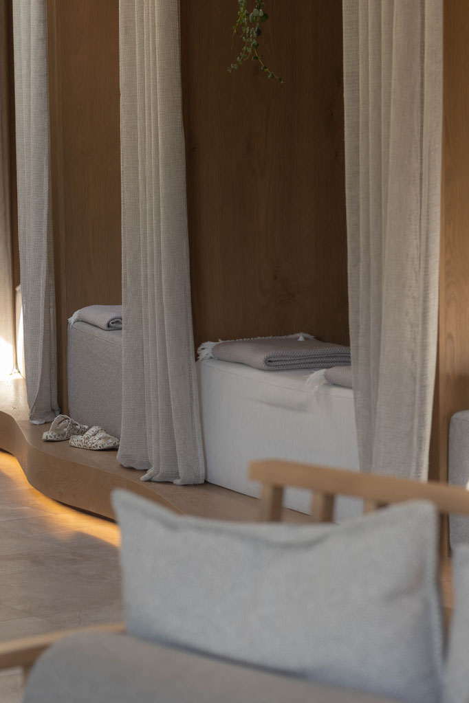 Eleganter Ruhebereich im Spa des Apfelhotels mit privaten Liegen, natürlichen Stoffen und warmer Wohlfühlatmosphäre.