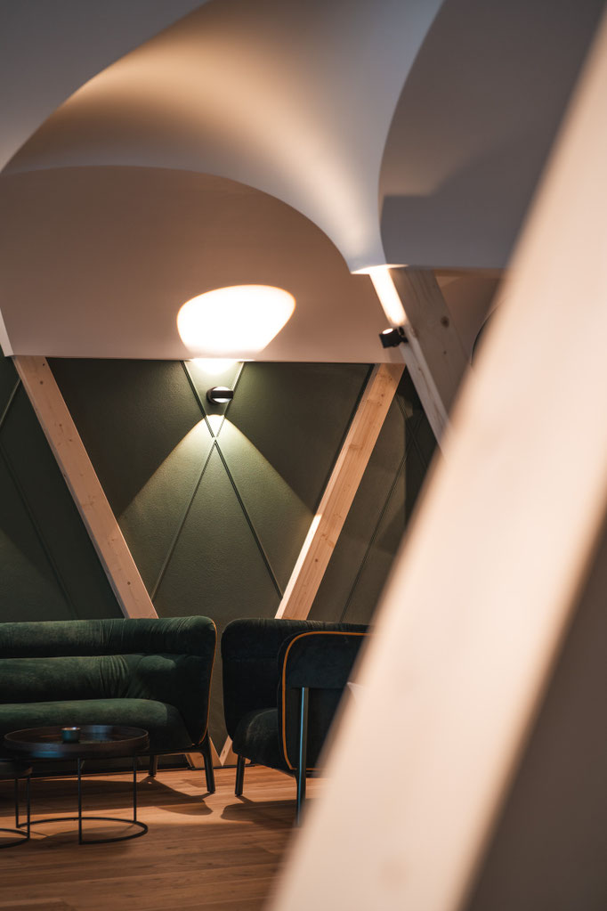 Eleganter Loungebereich im Garberhof mit geschwungenen Decken und warmem Lichtkonzept.