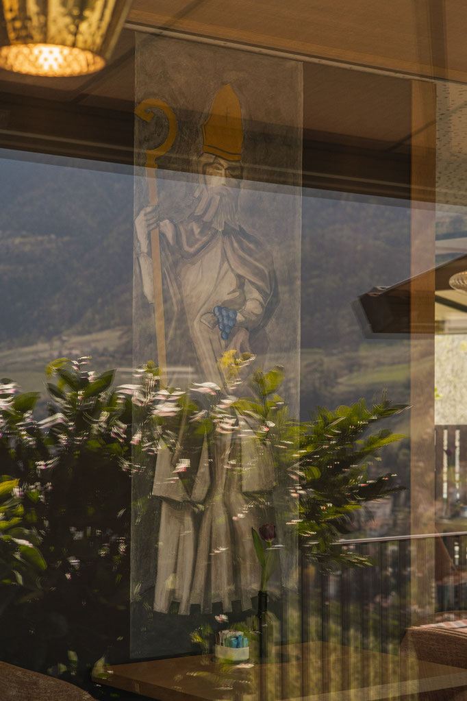 Saint Urban, patron saint of winemakers, in the Urban Lounge at VINEA Suites & Apartments