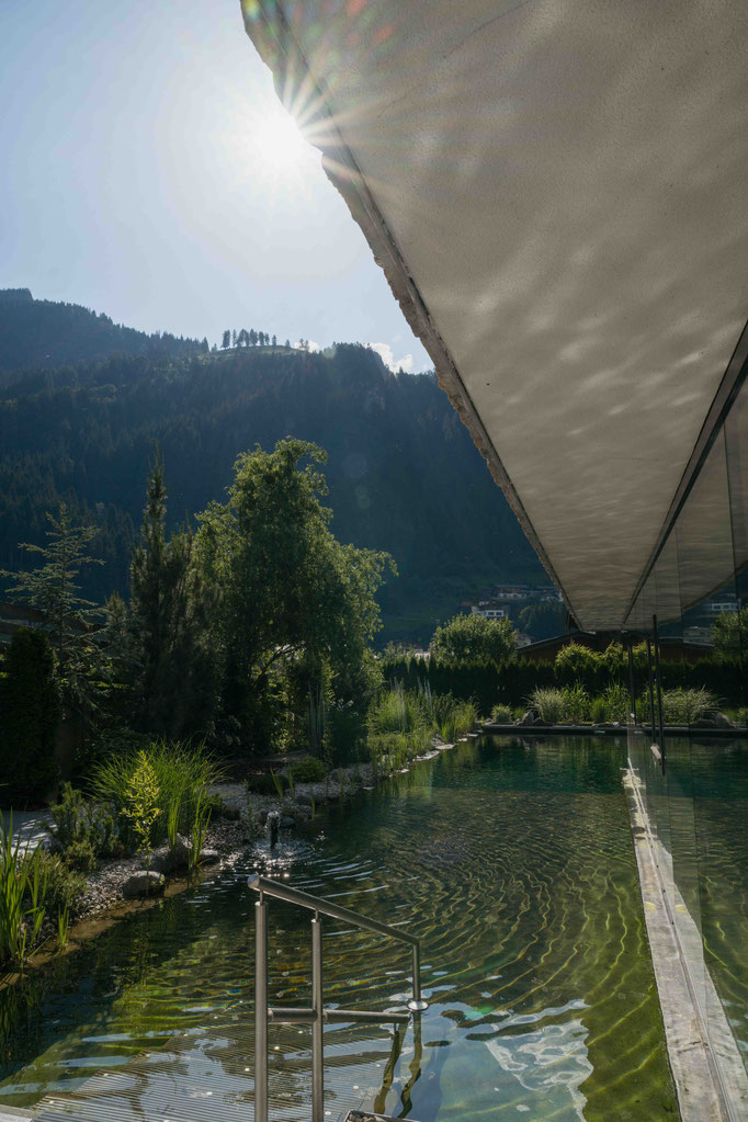 Badeteich im Saunabereich - NESSLERHOF in Großarl • 5-Sterne-Wellnesshotel im Salzburger Land