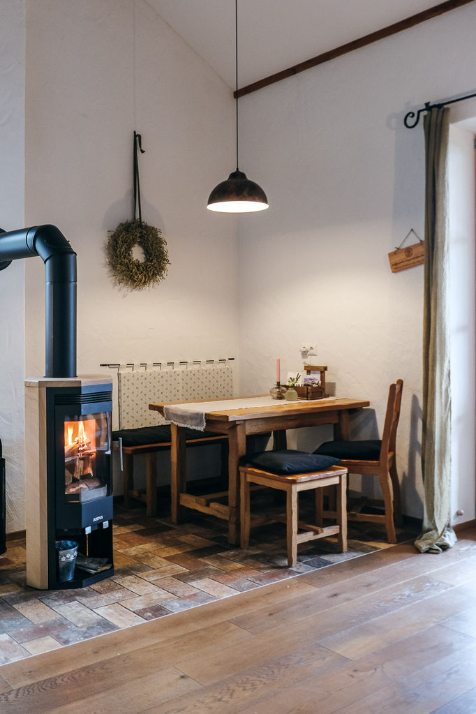 Küche mit Kamin im Apartment des Sloho Bergurlaub in Hohentauern