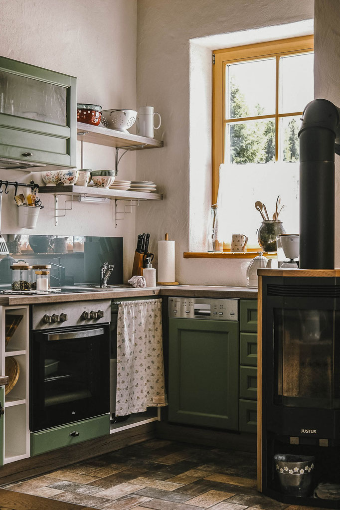 Küche mit Kamin im Apartment des Sloho Bergurlaub in Hohentauern