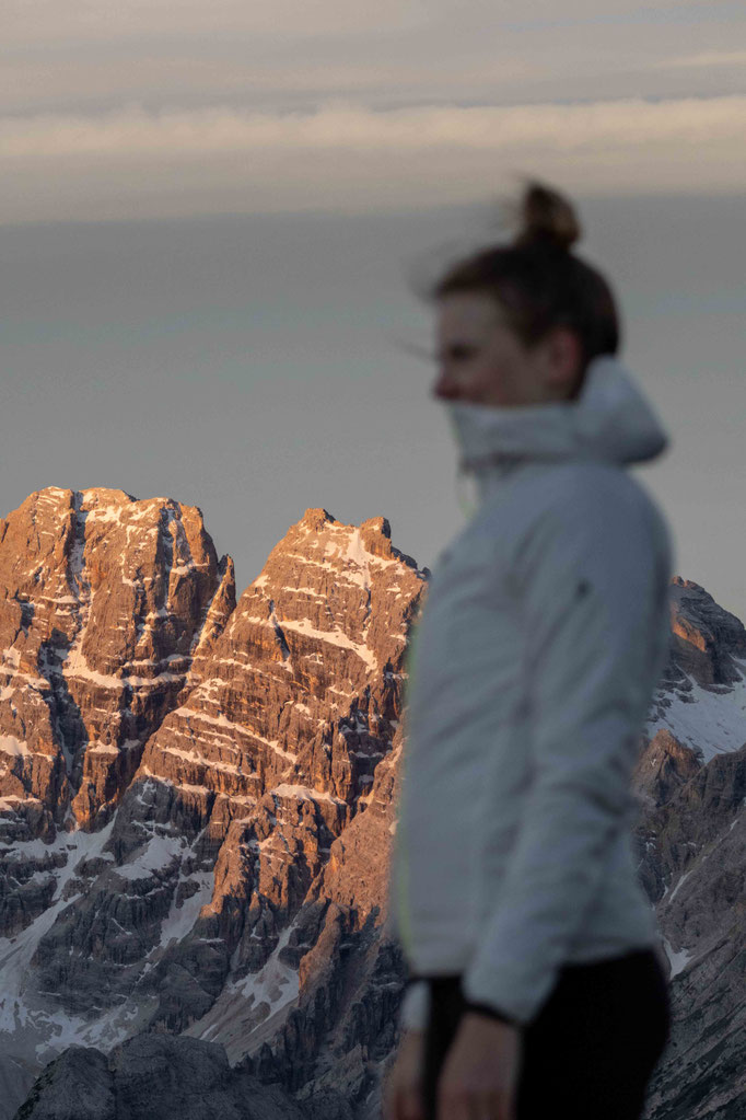 Person blickt auf die imposanten Dolomiten im Abendlicht und genießt die eindrucksvolle Berglandschaft rund um das Boutiquehotel PETRUS in Reischach-Bruneck • Südtirol.