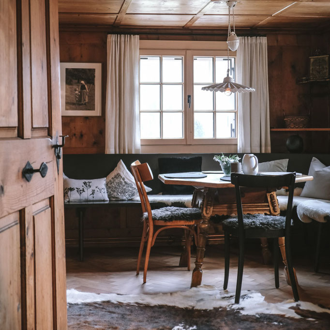 Das Benedikta Chalet im Montafon verbindet historische Architektur mit modernem Design: stilvolles Wohnen in Vandans mit Sauna, Garten und viel Raum für Familien und Freunde.
