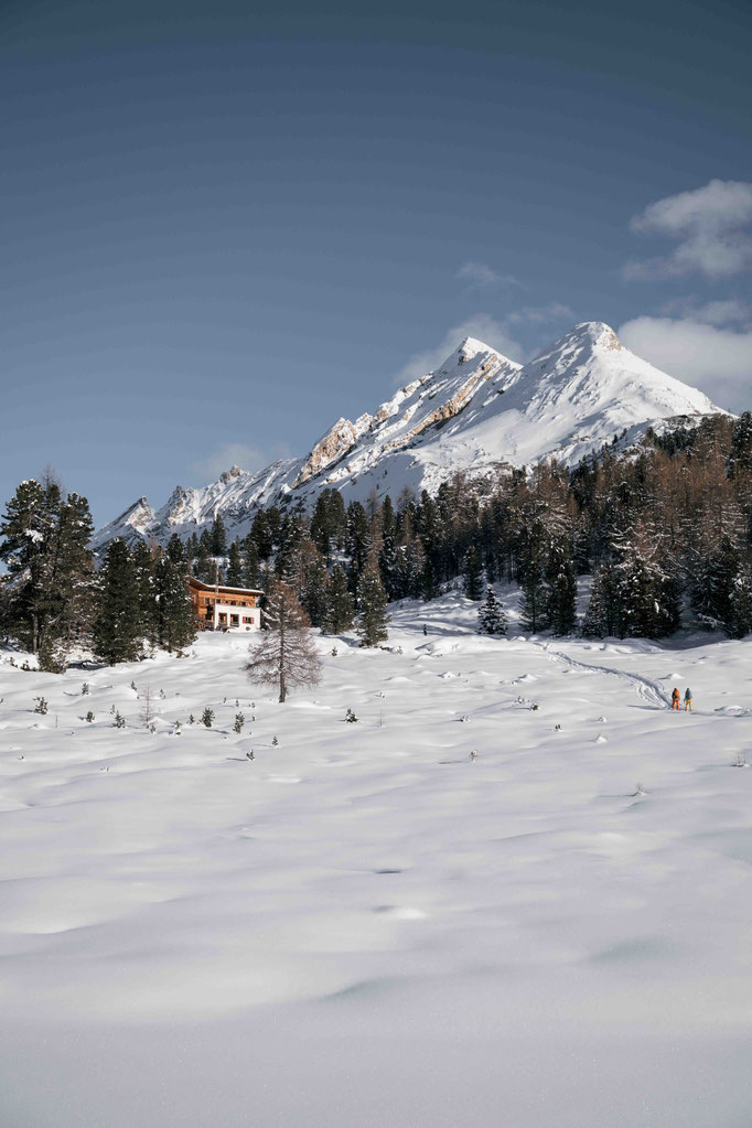 Faneshütte im Winter auf 2.060 Metern im Naturpark Fanes-Sennes-Prags, umgeben von verschneiter Hochgebirgslandschaft. ©Marika Unterladstätter