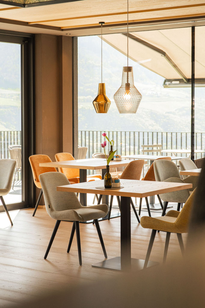 The light-filled breakfast lounge at VINEA Suites & Apartments