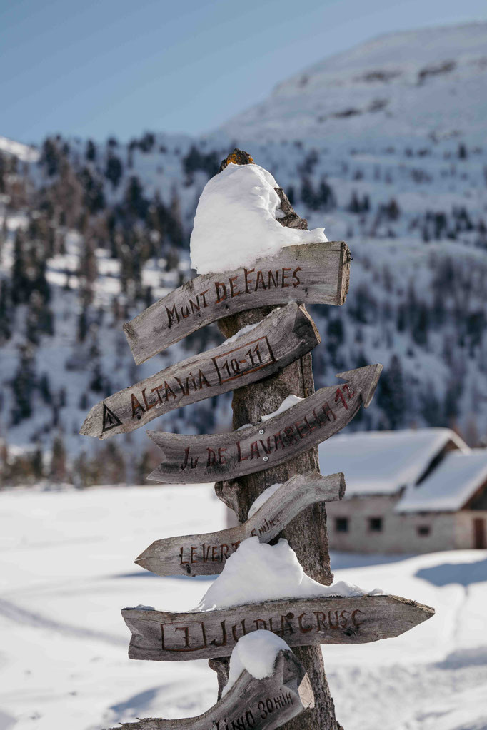 Faneshütte und Lavarellahütte im Naturpark Fanes-Sennes-Prags, im Winter nur etwa zehn Gehminuten voneinander entfernt. ©Marika Unterladstätter