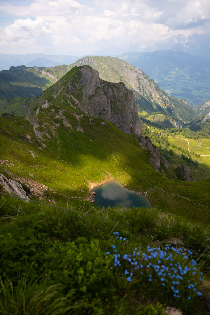 Tiefblick zum Schuhflickersee auf dem Gipfelanstieg zum Schuhflicker im Großarltal