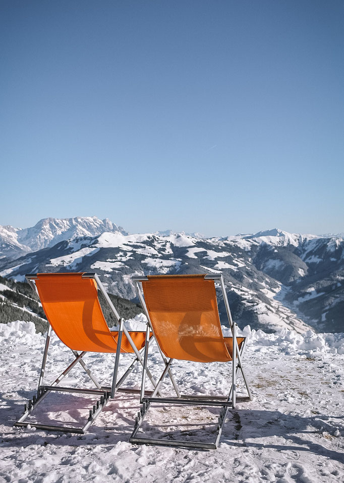 Verschneites Skigebiet Zell am See-Kaprun mit Blick auf die Stadt Zell am See und das Kitzsteinhorn im Winter, nahe dem Margarethenstein
