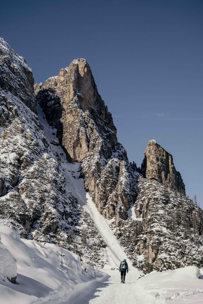 Präparierter Winterwanderweg zwischen steilen Dolomitenfelsen im verschneiten Naturpark Fanes-Sennes-Prags. ©Marika Unterladstätter