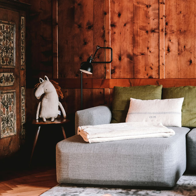Das Benedikta Chalet im Montafon verbindet historische Architektur mit modernem Design: stilvolles Wohnen in Vandans mit Sauna, Garten und viel Raum für Familien und Freunde.