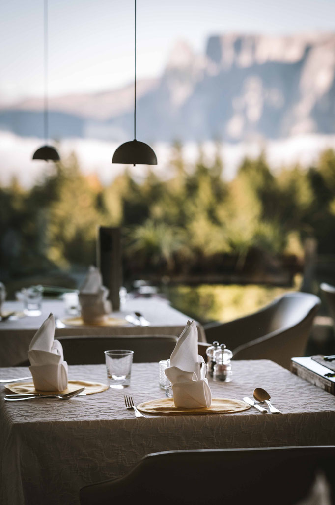 Panoramablick auf die Dolomiten vom Restaurant im Hotel Tann am Ritten in Südtirol.