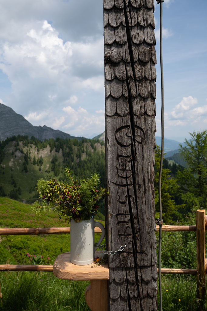 Großarltal - Schnitzerei im Gipfelkreuz des Liechtensteinkopfs 