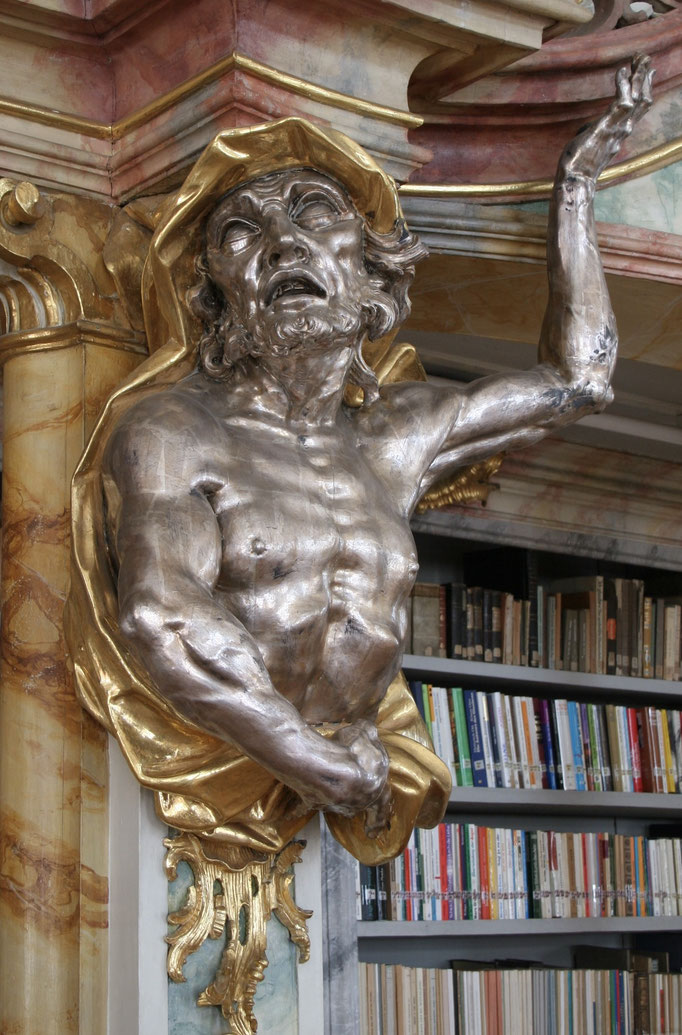 1 Tragefigur in der Fürstenzeller Bibliothek