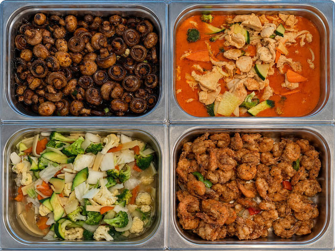 Warme chinesische Gerichte in mehreren Buffetbehältern
