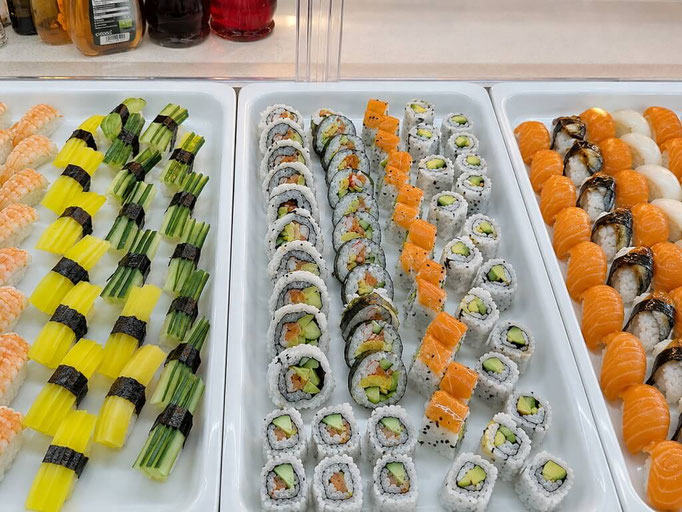 Sushi-Buffet mit Maki, Nigiri, Lachs und vegetarischem Sushi