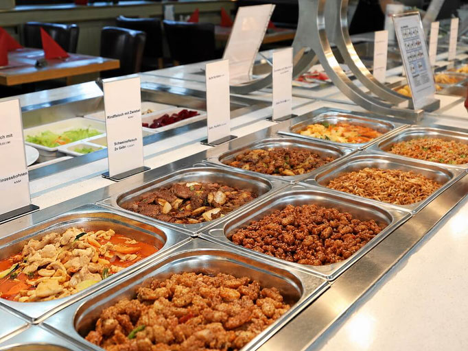 Warme chinesische Gerichte in mehreren Buffetbehältern