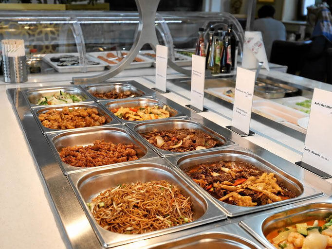 Gebratene Nudeln, Fleisch- und Gemüsegerichte am China-Buffet