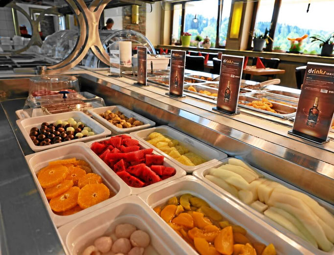 Dessertbuffet mit Melone, Orangen, Mango, Eis und Kuchen