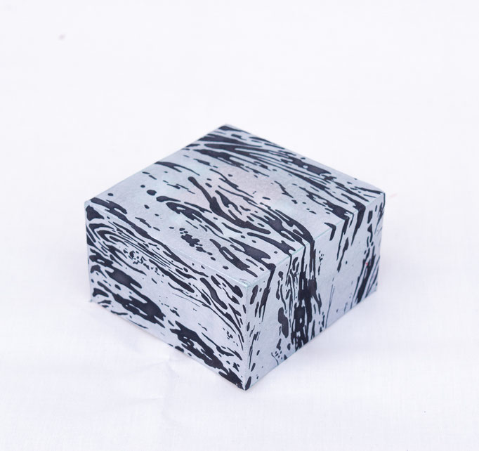 empty #59/2022年/綿布、顔料ベース、岩絵具、膠、墨/H9 × W9 × D5 cm