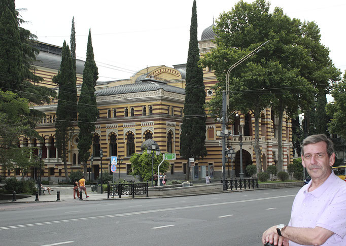 Teatro Nacional de la Opera de Tbilisi y jardines