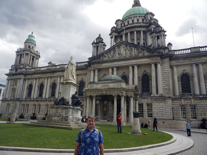 Entrada principal al City Hall junto a escultura de la reina Victoria