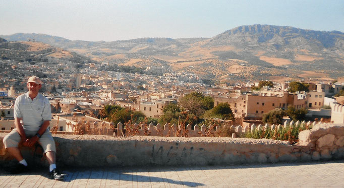 con la ciudad imperial de Fez a la espalda